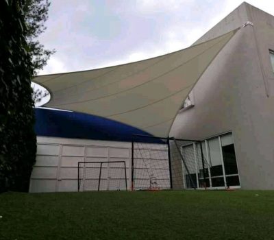 toldo tensionado en jardin
